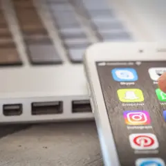 Jak skutecznie odinstalować aplikacje? Szybszy telefon i komputer!