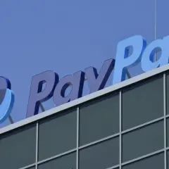 Napis PayPal na budynku. Szybkie płatności, jak **paypal blik**, to przyszłość.