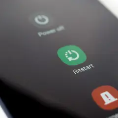 Ekran telefonu z opcjami wyłączenia i ponownego uruchomienia. Po aktualizacji Chrome warto zrestartować urządzenie.