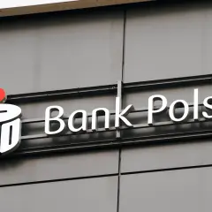 Logo PKO Bank Polski. Księgowanie transakcji w banku PKO BP to prosta sprawa.