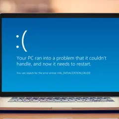 Laptop z niebieskim ekranem Windows 11, wyświetlającym komunikat o błędzie HAL_INITIALIZATION_FAILED.