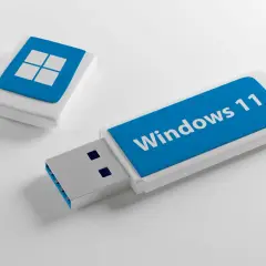 Pendrive z napisem "Windows 11" i logo systemu. Idealny jako media creation tool Windows 11.