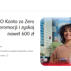 Uśmiechnięta kobieta z telefonem w ręku. Otwórz PKO Konto za Zero w promocji i zyskaj nawet 600 zł.