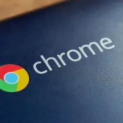Logo Chrome na ciemnoniebieskiej obudowie, symbolizujące system Chrome OS Flex.