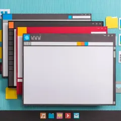 Papierowa symulacja pulpitu Windows 10 z oknami, ikonami i paskiem zadań. Asystent aktualizacji Windows 10 może być potrzebny do uporządkowania tego cyfrowego bałaganu.