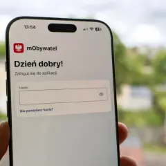 Ekran logowania aplikacji mObywatel. Dzień dobry! Zaloguj się do aplikacji. Pole na hasło.