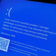 Niebieski ekran błędu Windows z komunikatem "DRIVER_POWER_STATE_FAILURE". Zanim sprawdzisz, jak komputer spełnia wymagania Windows 11, upewnij się, że nie napotkasz takiego problemu.