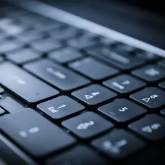 Klawiatura laptopa, idealna do szybkiego wyszukiwania i instalowania aktualizacji, np. driver updater.
