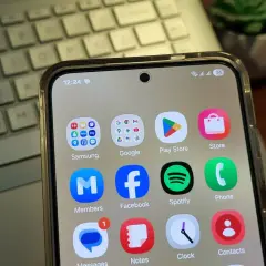 Jak pobrać Facebooka na telefon? Instalacja Android/iOS + rozwiązania