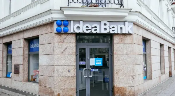 Wejście do Idea Bank z charakterystycznym logo.