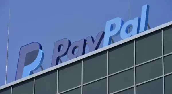 Napis PayPal na budynku. Szybkie płatności, jak **paypal blik**, to przyszłość.