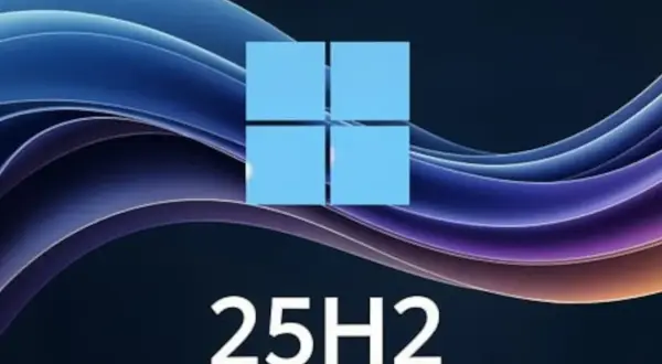 Logo Windows 11 25H2 na tle falujących, abstrakcyjnych kształtów w odcieniach niebieskiego i fioletu.