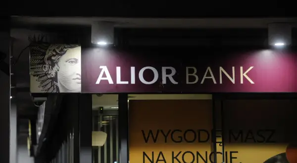 Logo ALIOR BANK z wizerunkiem głowy. Obok szyld PZU.
