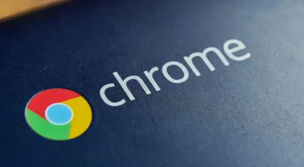 Logo Chrome na ciemnoniebieskiej obudowie, symbolizujące system Chrome OS Flex.