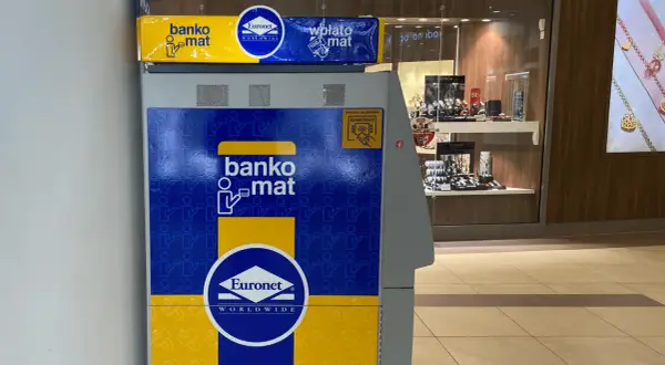 Bankomat Euronet. Sprawdź, czy wypłata gotówki wiąże się z prowizją, zanim skorzystasz z bankomatu.