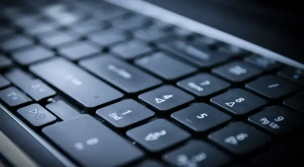 Klawiatura laptopa, idealna do szybkiego wyszukiwania i instalowania aktualizacji, np. driver updater.