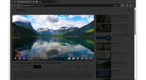 Widok na spokojne jezioro i góry, odbijające się w wodzie. W tle widać chmury. Interfejs YouTube z filmem i sugerowanymi treściami, wszystko w stylu motywy chrome.