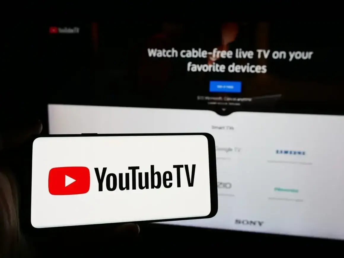 Smartfon z logo YouTube TV na tle ekranu telewizora z napisem "Watch cable-free live TV". Aktualizacja YouTube za darmo to świetna opcja.