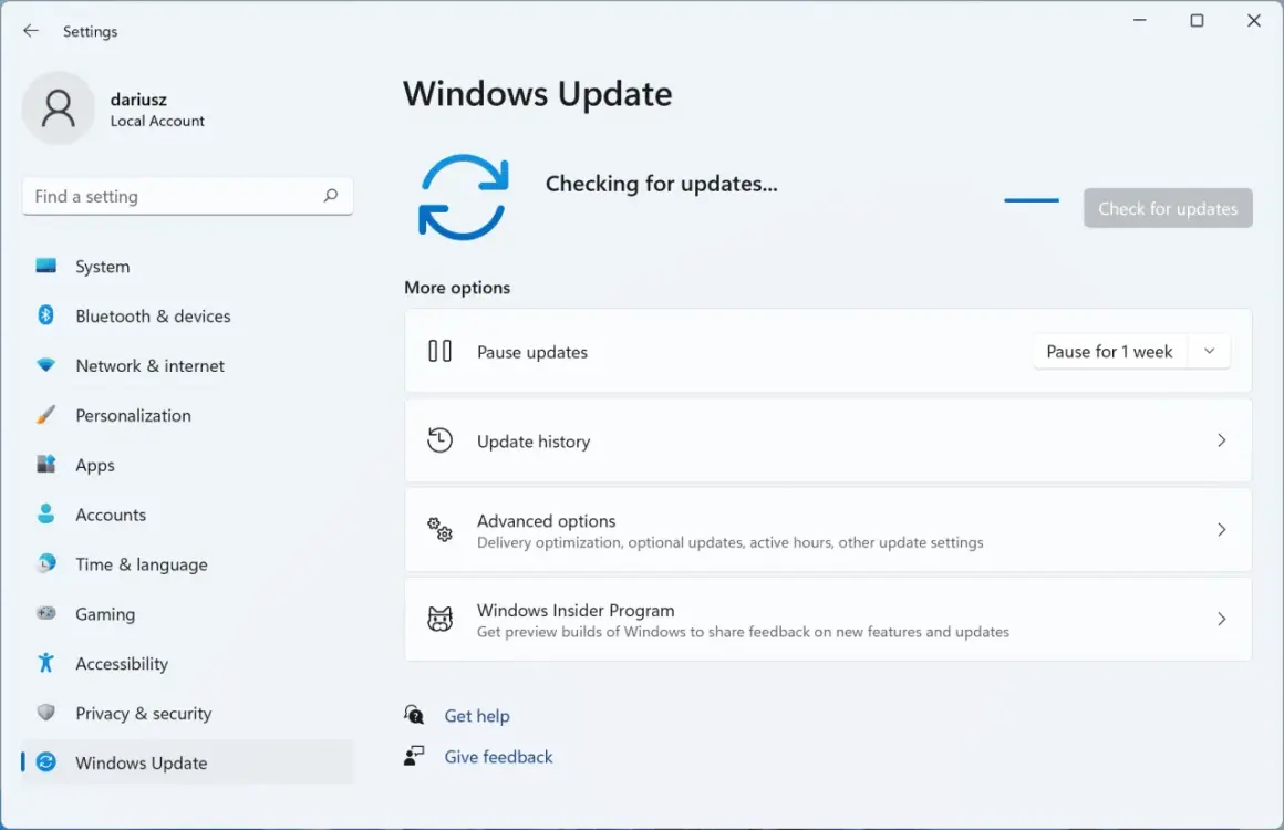 Ekran Ustawień Windows, sekcja Windows Update. Sprawdzanie aktualizacji, opcja wstrzymania na 25h2 tygodnie.