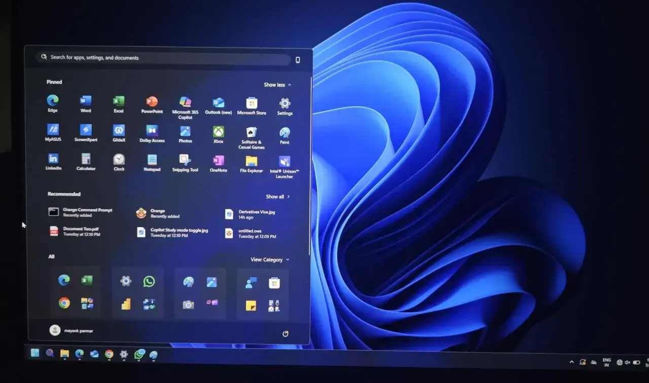 Menu Start systemu Windows 11 25H2 z przypiętymi aplikacjami i polem wyszukiwania.