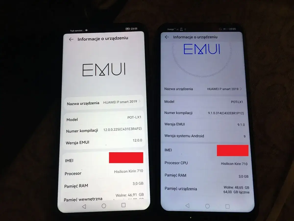 Dwa telefony Huawei P smart 2019 z różnymi wersjami EMUI. Na lewym ekranie widoczna jest wersja EMUI 12.0.0, a na prawym EMUI 9.1.0.