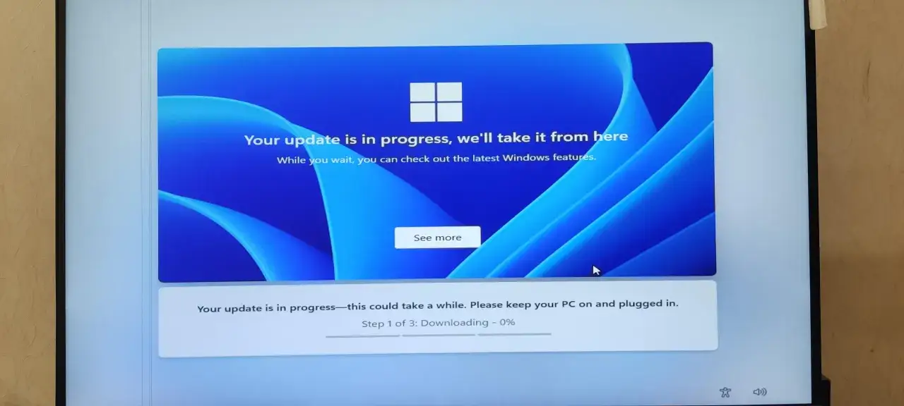 Aktualizacja Windows 25h2 trwa. Na ekranie widać komunikat