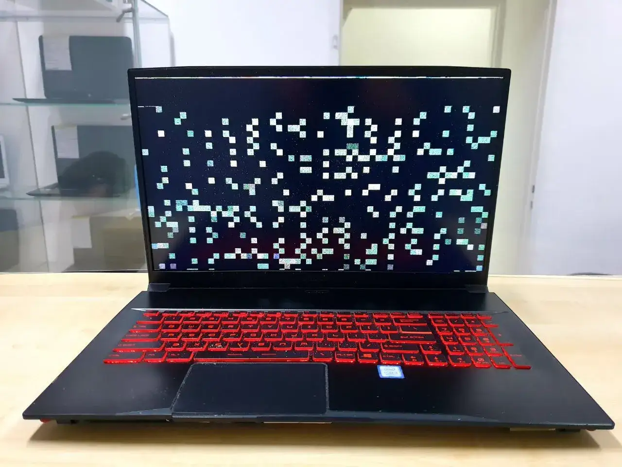 Laptop z artefaktami na ekranie, problem z wyświetlaniem. Chcesz wiedzieć, jak sprawdzić kartę graficzną Win11?