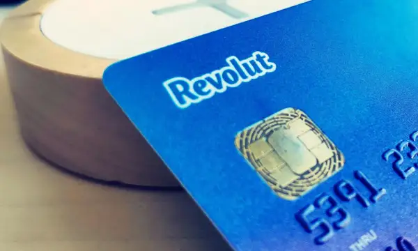 Niebieska karta Revolut z widocznym chipem i numerem. Idealna do płatności i zakupu **Revolut ubezpieczenie podróżne**.