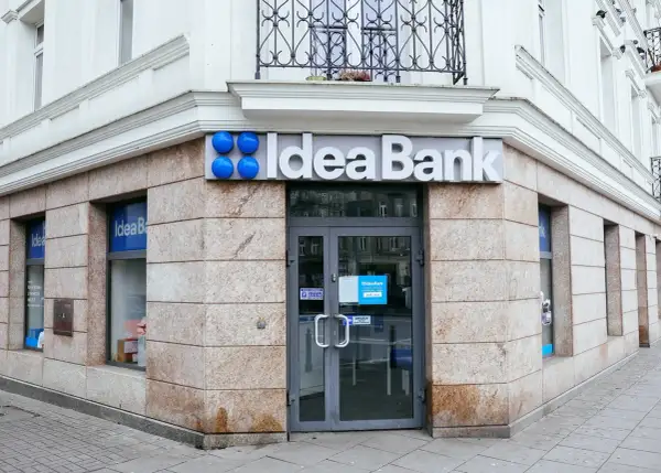 Wejście do Idea Bank z charakterystycznym logo.