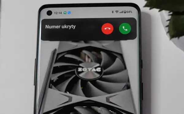 Telefon odbiera połączenie z numeru ukrytego. Dowiedz się, jak zrobić prywatny numer, aby dzwonić anonimowo.