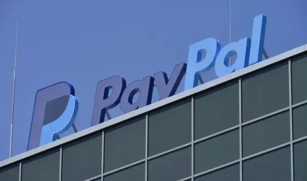 Napis PayPal na budynku. Szybkie płatności, jak **paypal blik**, to przyszłość.