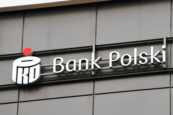 Logo PKO Bank Polski. Księgowanie transakcji w banku PKO BP to prosta sprawa.