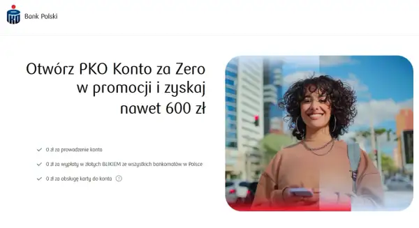 Uśmiechnięta kobieta z telefonem w ręku. Otwórz PKO Konto za Zero w promocji i zyskaj nawet 600 zł.