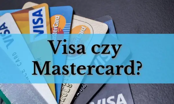 Stos kart kredytowych, w tym Visa i Mastercard, z pytaniem "Visa czy Mastercard?" na niebieskim tle.