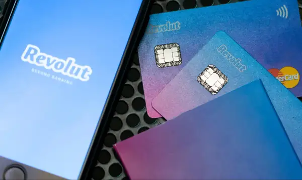 Karty Revolut i ekran telefonu z logo. Szybkie płatności z Revolut przelew natychmiastowy to wygoda.